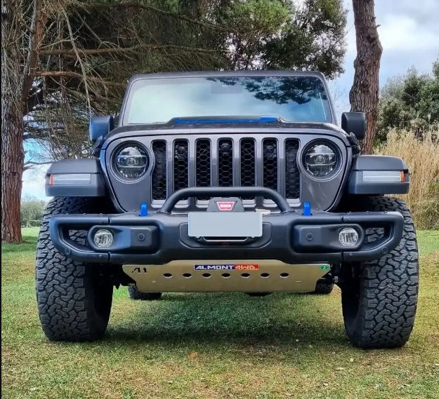 Protección frontal 8mm Mopar 25TH Jeep Wrangler JL 4XE